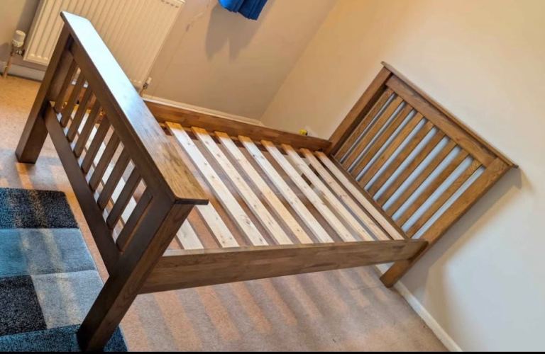 Exceptional either light or rustic solid oak single bedroom furniture set excellent condition 