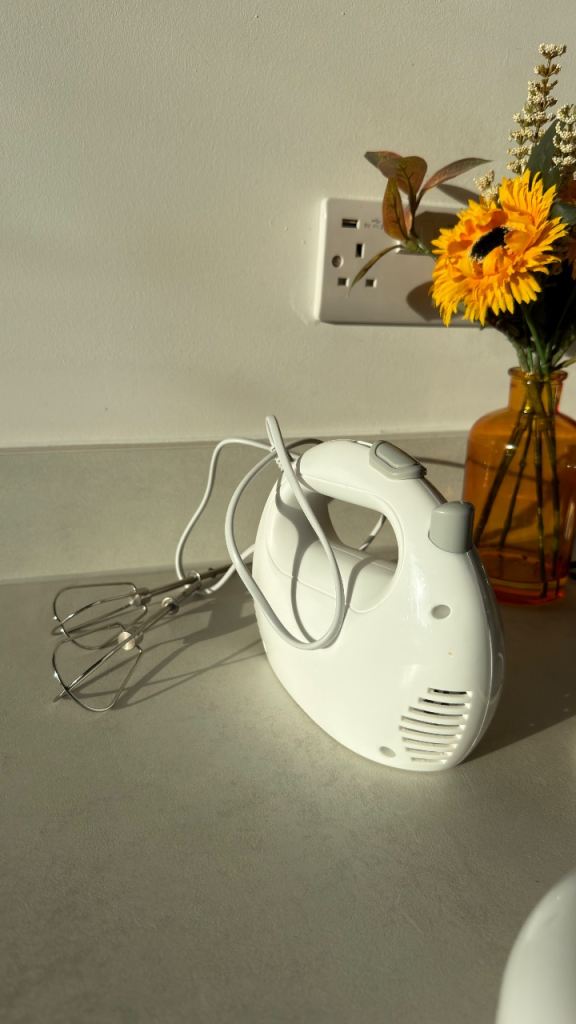 White Handheld Mixer with Beaters – Good Working Condition