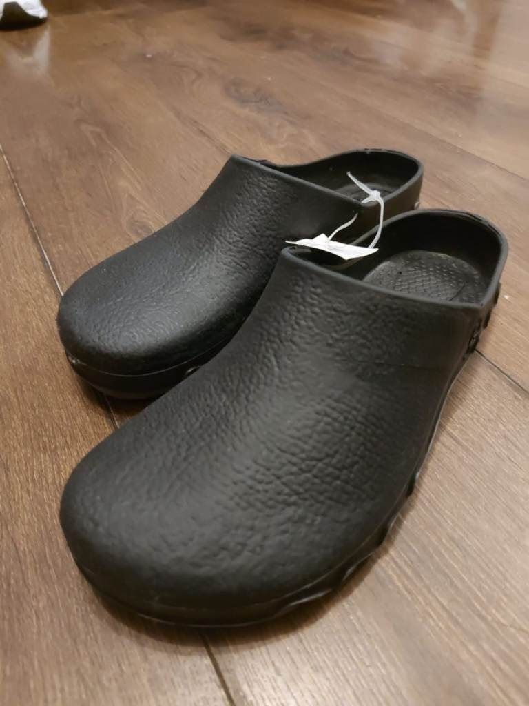 Brand new mans gardening Rubber sliders size 8 to 9