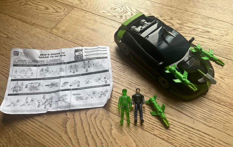 Ben 10 car with Kevin Levin and Ben figures. Rare vintage collectible toys