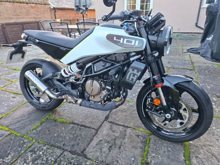 Nearly new Husqvarna Vitpilen 401 2025 registration with around £1,000 of extras