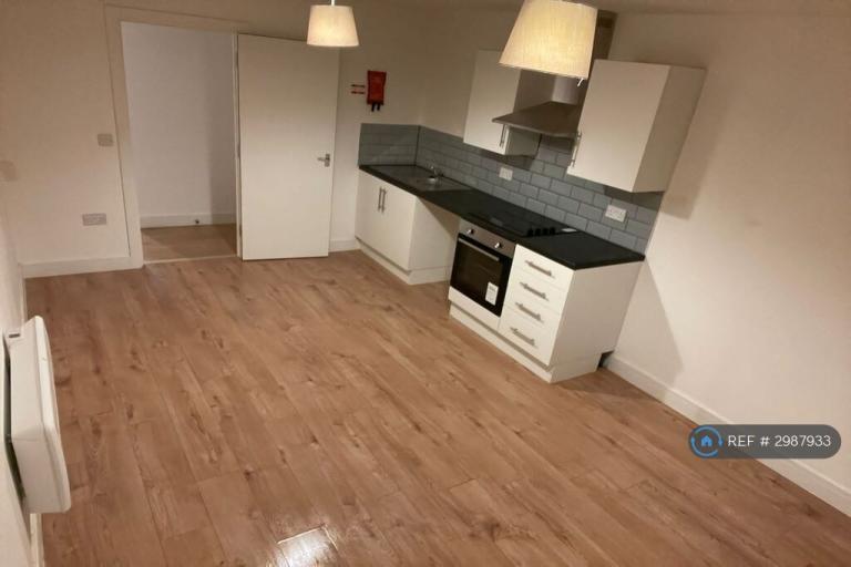 1 bedroom flat in Station Road, Rainham, Gillingham, ME8 (1 bed) (#2987933)