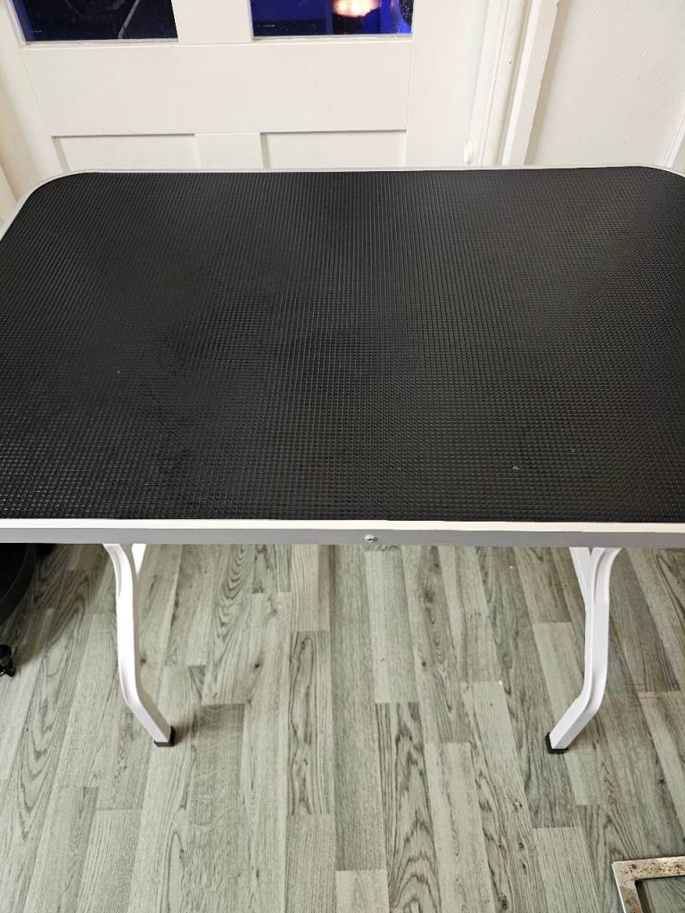 Dog grooming table with arm 