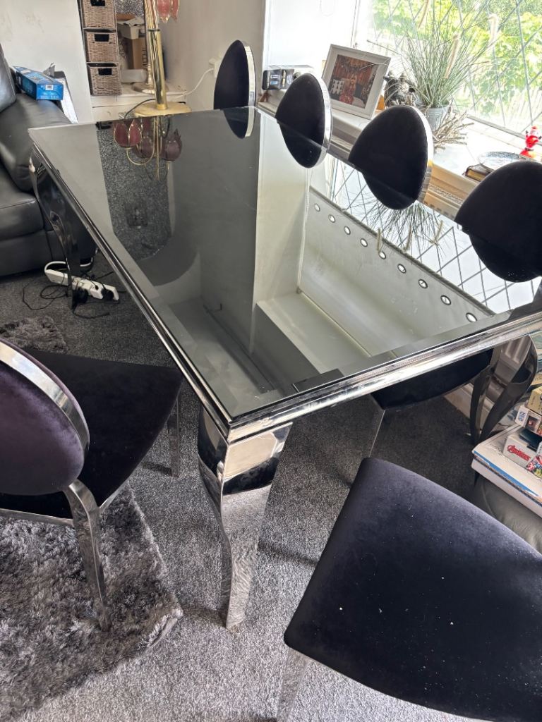 Black Dining Table and Six Chairs – Good £200 Condition