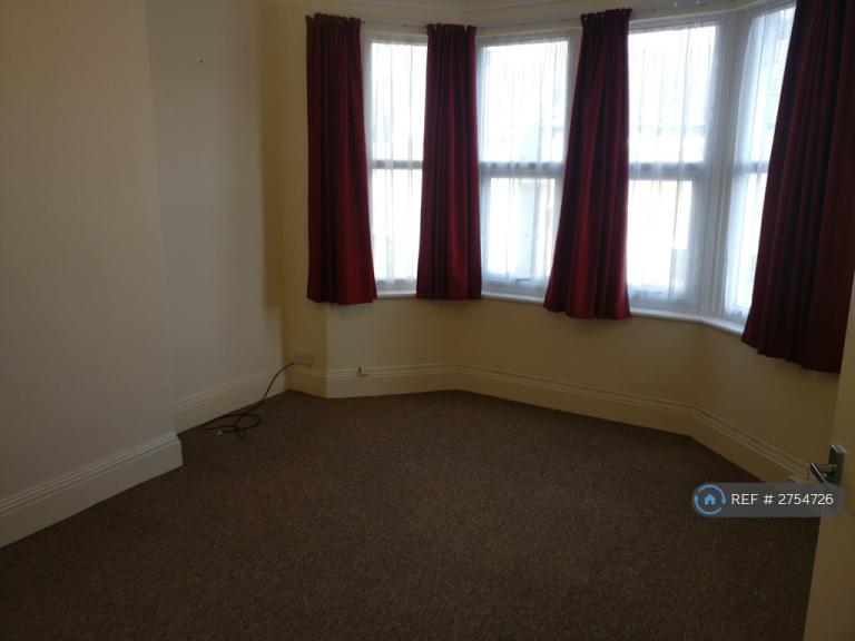 1 bedroom flat in Hainault Avenue, Westcliff-On-Sea, SS0 (1 bed) (#2754726)