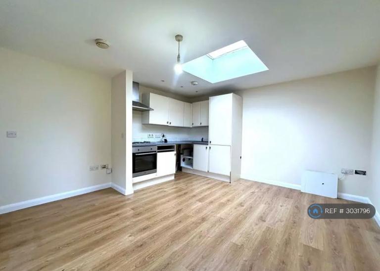 1 bedroom flat in Salisbury Road, London, W13 (1 bed) (#3031796)