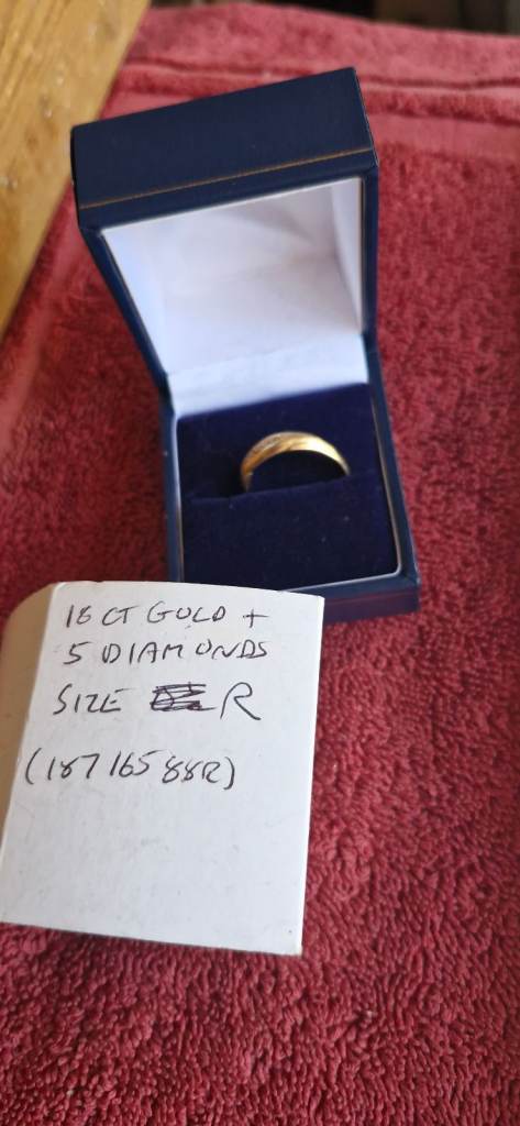 18ct carat gold and 5 diamond ring