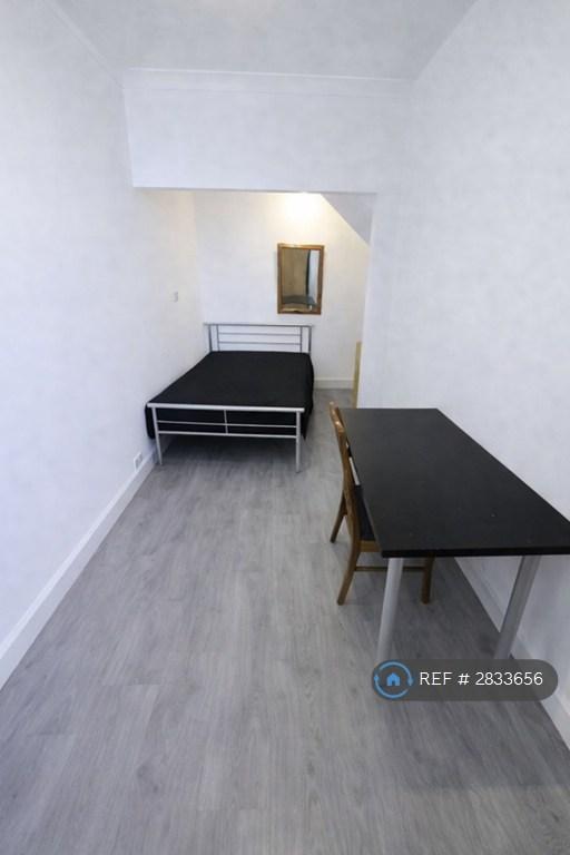 1 bedroom in Burnt Oak Broadway, Edgware, HA8 (#2833656)