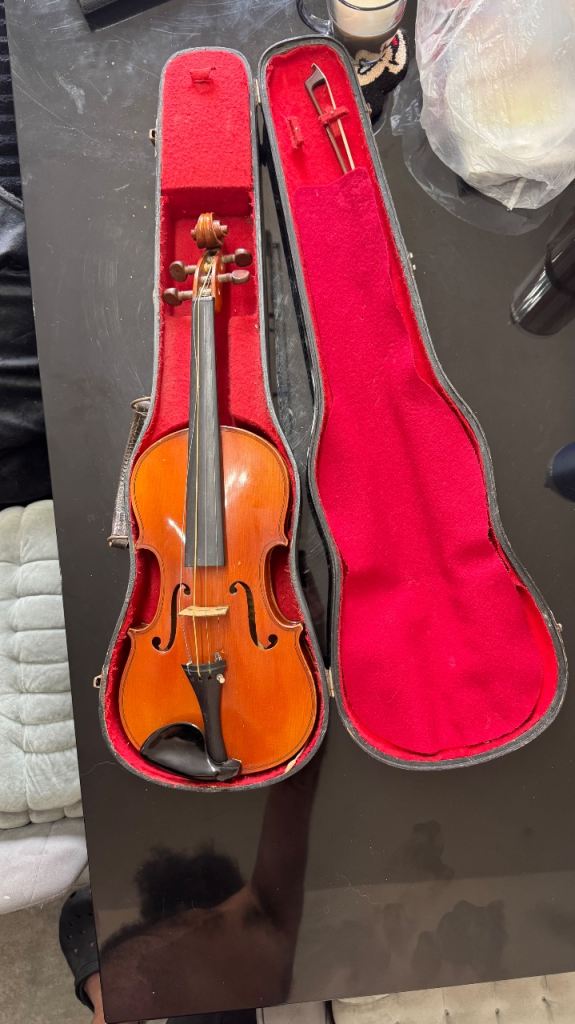 Full Size Violin with Bow and Hard Case – Good Condition
