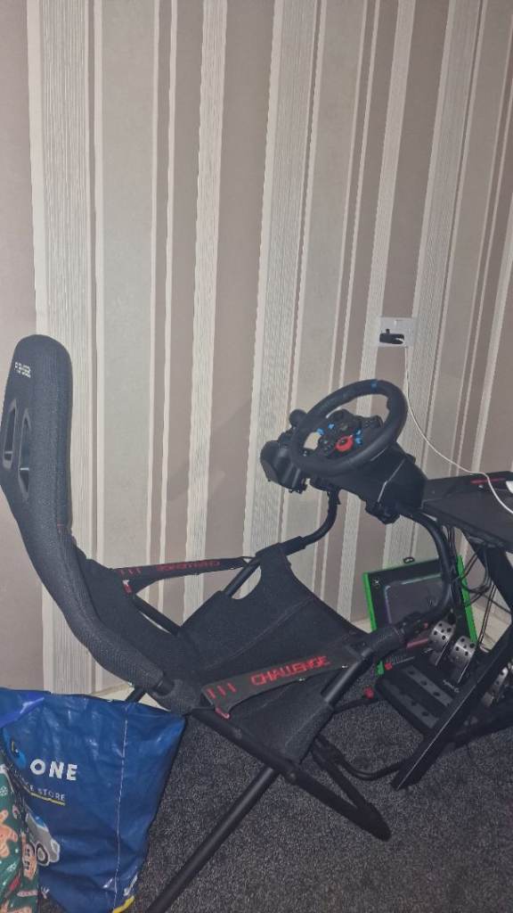 Playseat Challenge Racing Seat with logitech g29 Steering Wheel with shifter and Pedals