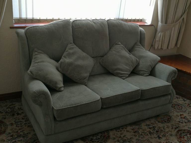 GOOD QUALITY 3 SEATER SOFA & 2 RECLINER ARMCHAIRS (Suit Rental House or Garden room)