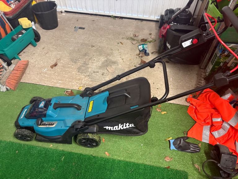 Makita DLM330Z 18v LXT Cordless Lawn Mower 330mm