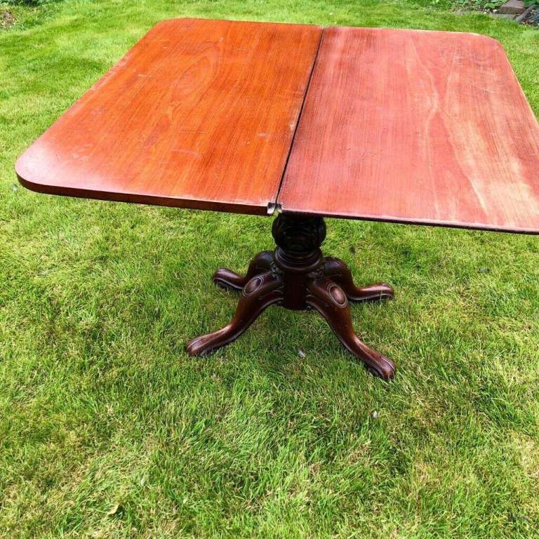 Victorian Mahogany Folding Card Table – Elegant Cabriole Legs & Castors