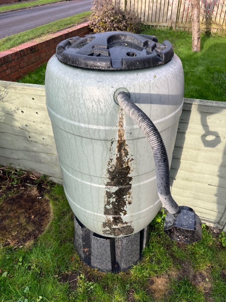 Large water butt and stand 