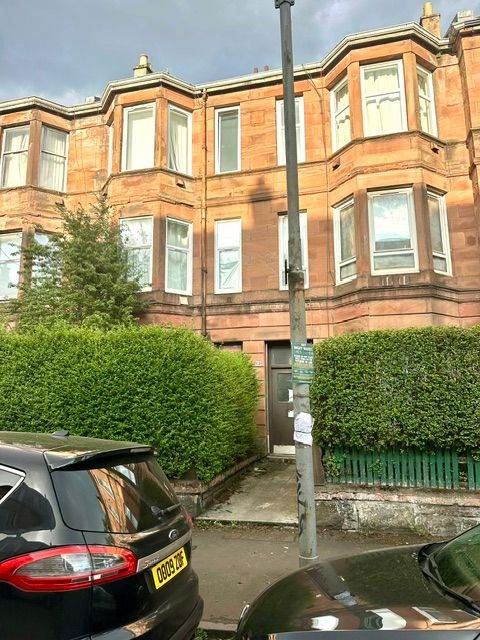 Large One Bedroom Ground Floor Flat in good residential area near Underground Station 