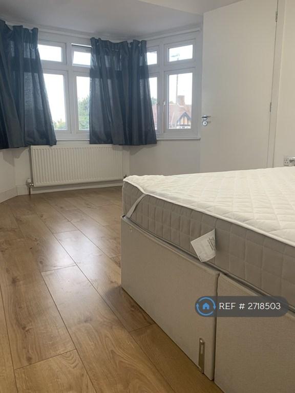 1 bedroom in Tamworthlane, Merton, CR4 (#2718503)