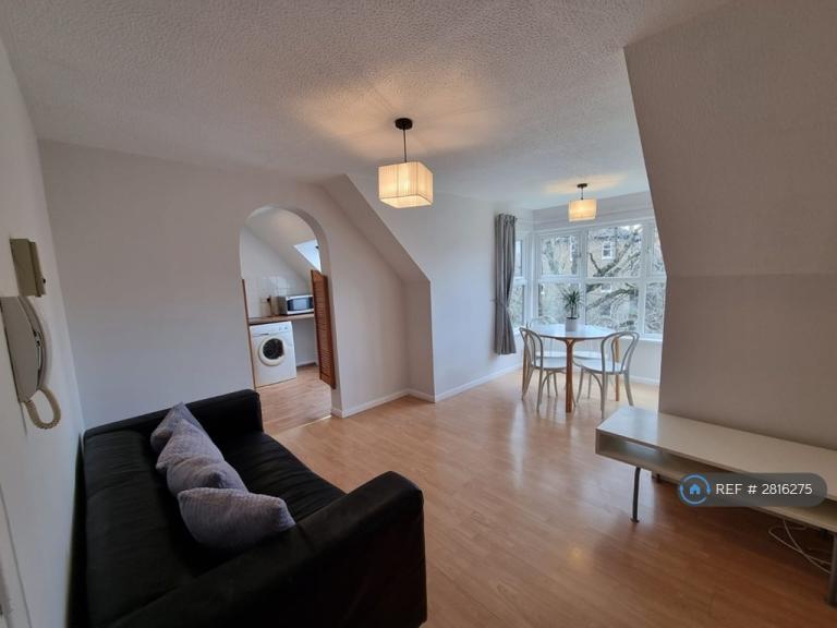 1 bedroom flat in Pursewardens Close, London, W13 (1 bed) (#2816275)