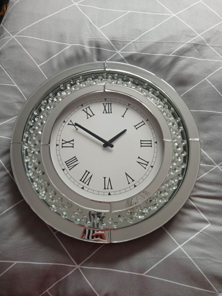 Mirrored clock