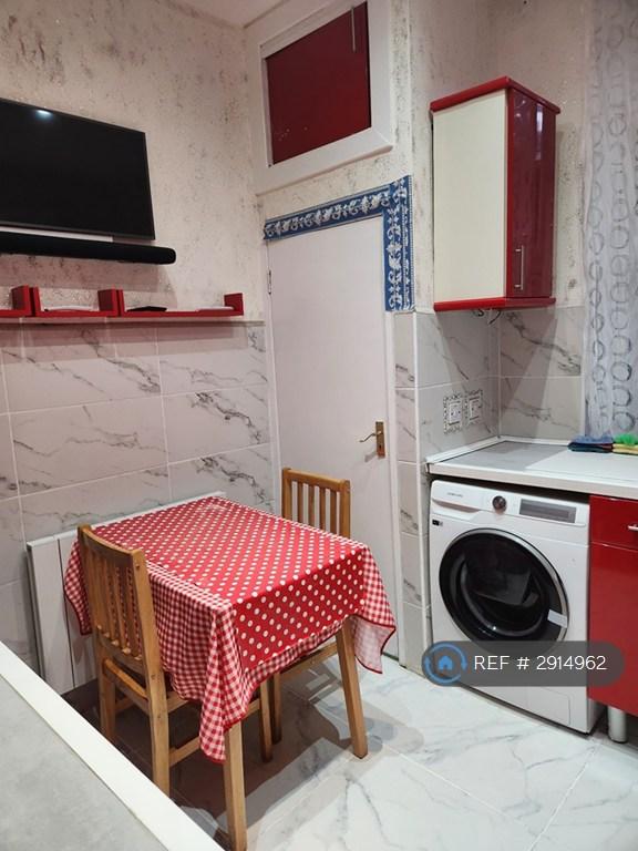 4 bedroom flat in University Of Leeds Campus, Leeds, LS2 (4 bed) (#2914962)