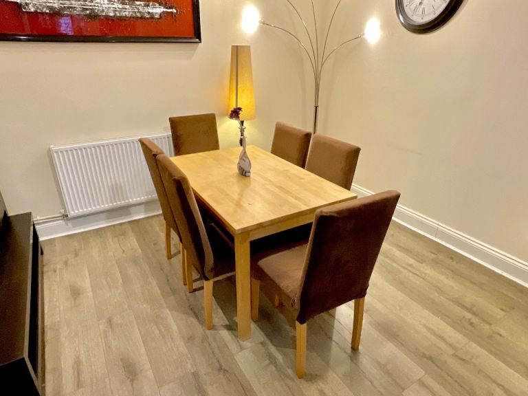 Wooden Dining Table with 6 changeable cover Chairs 