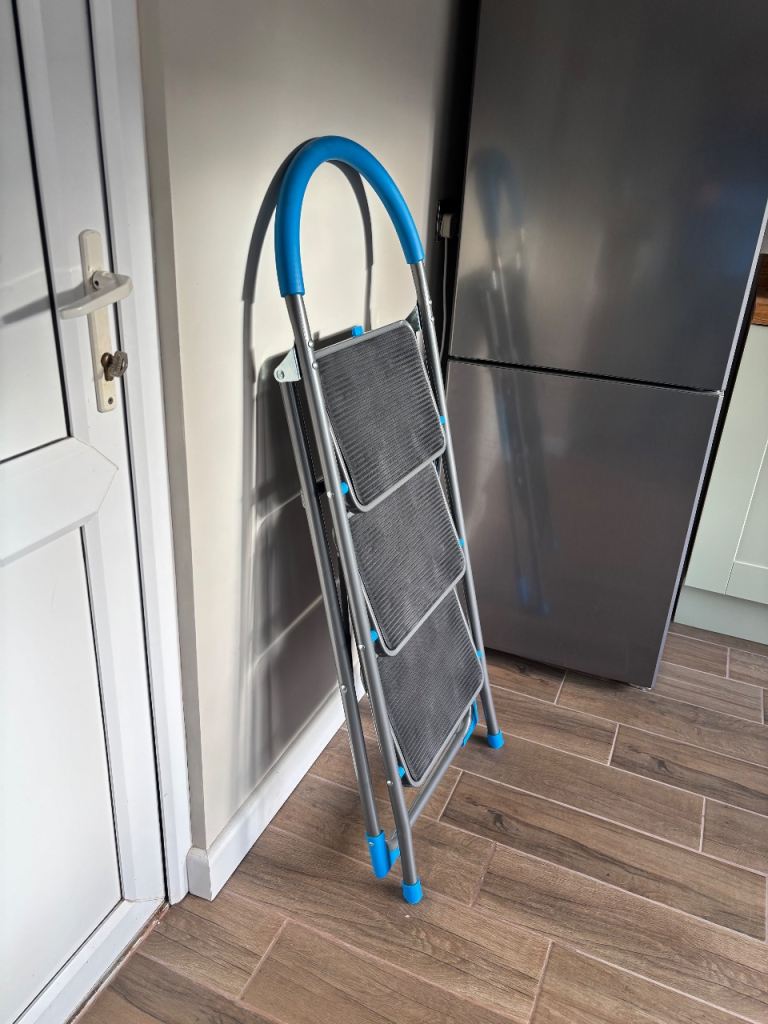 Mac Allister 3 tread aluminum foldable step ladder/stool