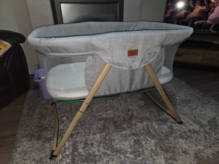 Kangu Baby Bassinet / Bedside Crib – Grey, Good Condition