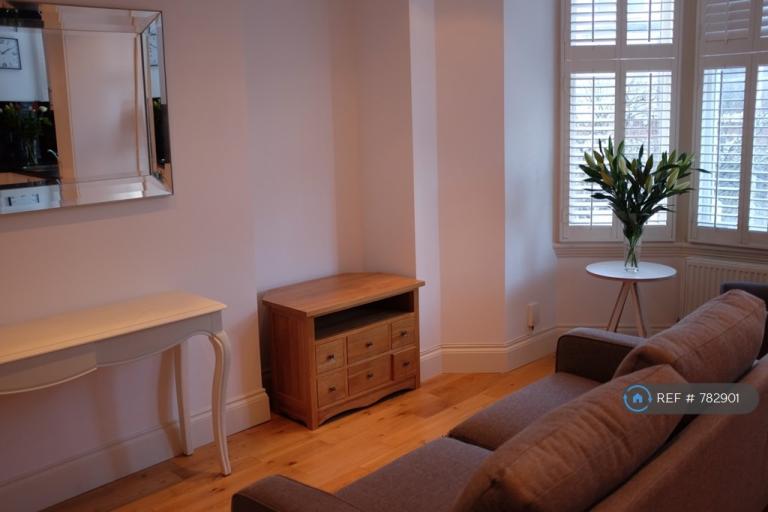 1 bedroom flat in Brondesbury, London, NW6 (1 bed) (#782901)