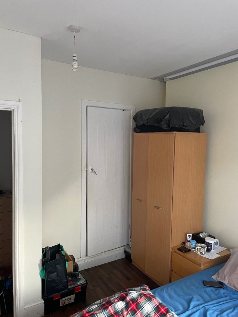 Room with private shower and toilet !!!