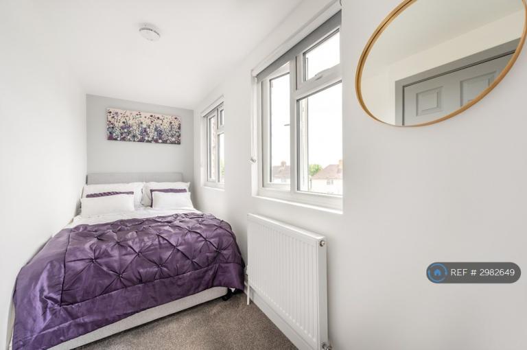1 bedroom in Tennyson Close, Feltham, TW14 (#2982649)