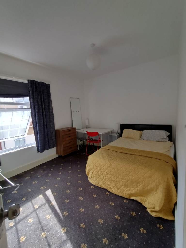 comfy spacious double room in small house share, students/UC welcome to enquire