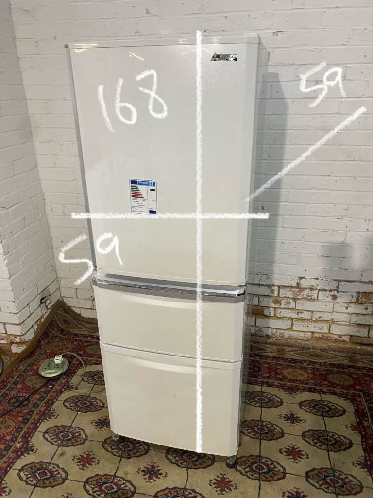 Beautiful 2 fridge freezer in good condition with fully working 