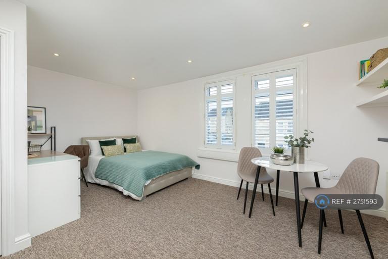 2 bedroom flat in West Avenue, Bath, BA2 (2 bed) (#2751593)