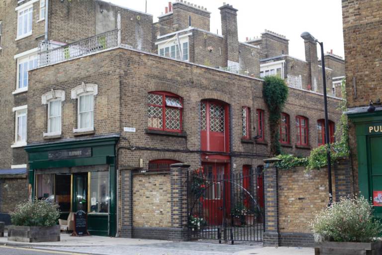 Deskspaces for up to 5 people in Victorian mews - Kennington / Elephant & Castle