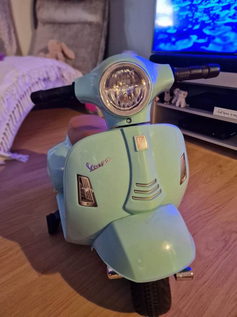 Vespa ride on scooter