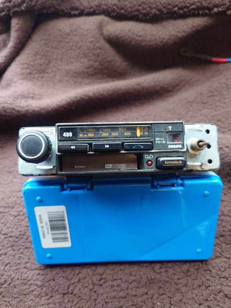 Car radio cassette player 