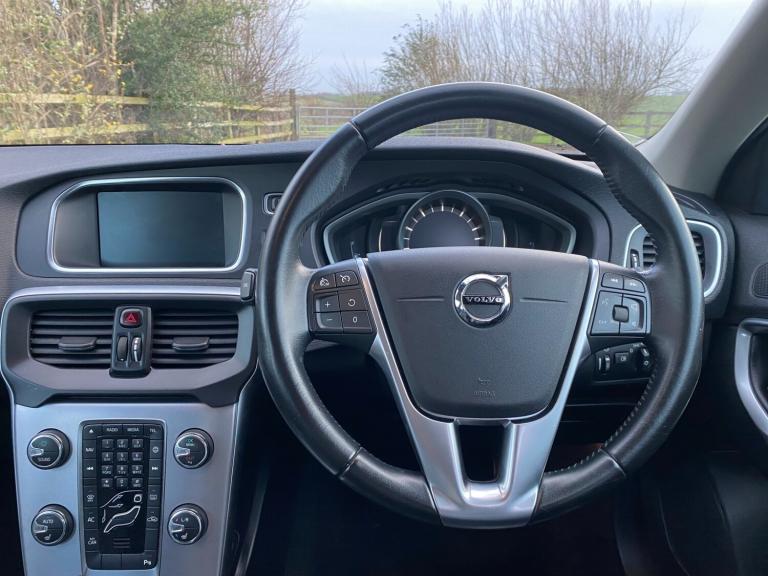 2018 Volvo V40 T3 [152] Inscription 5dr - Sat Nav &amp; Rear Camera &amp; Heated Seats HATCHBACK ...