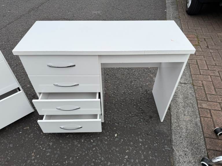 Desk and chear £85