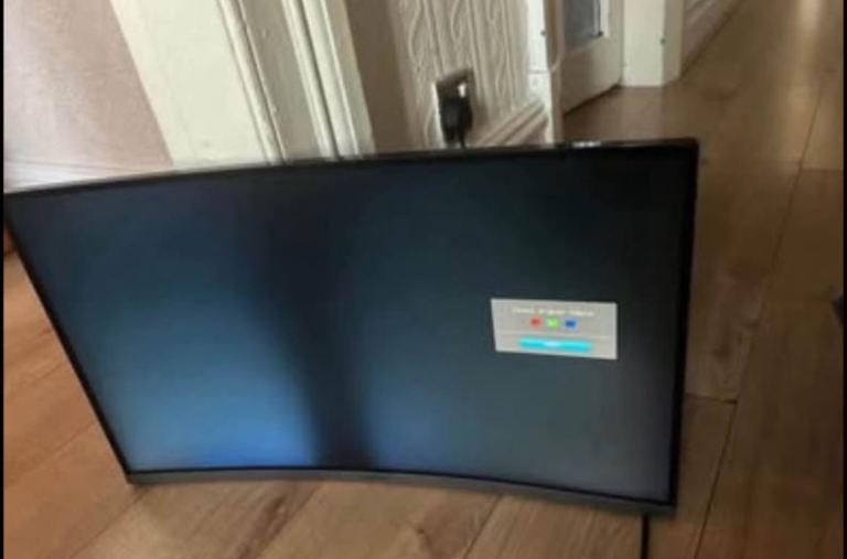 Samsung  27 inch Curved  gaming Monitor  - works fine but has dark patch in middle of screen 