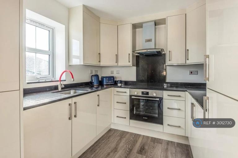 2 bedroom flat in Kitchener House, High Wycombe, HP11 (2 bed) (#3012730)