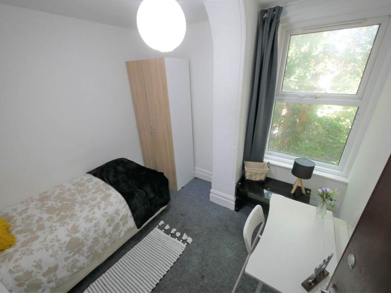 Single room to let in Bournemouth Town Center.