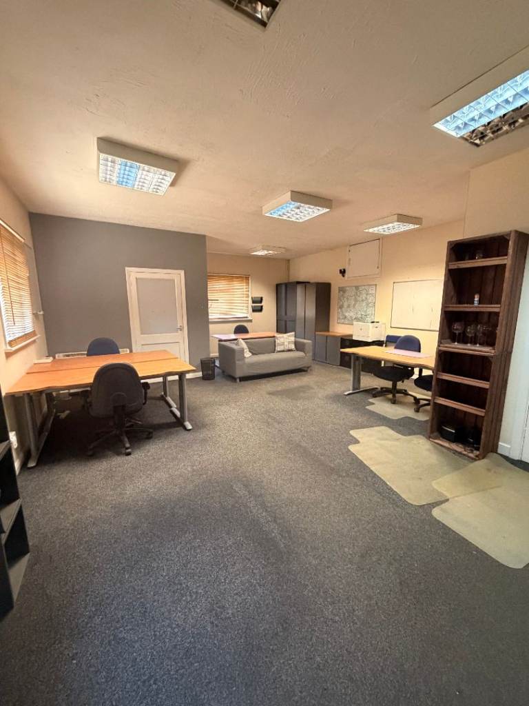 Office to Rent | 8–10 Desks | Private Office, WC & Storage | Secure Yard | St Albans / Redbourn
