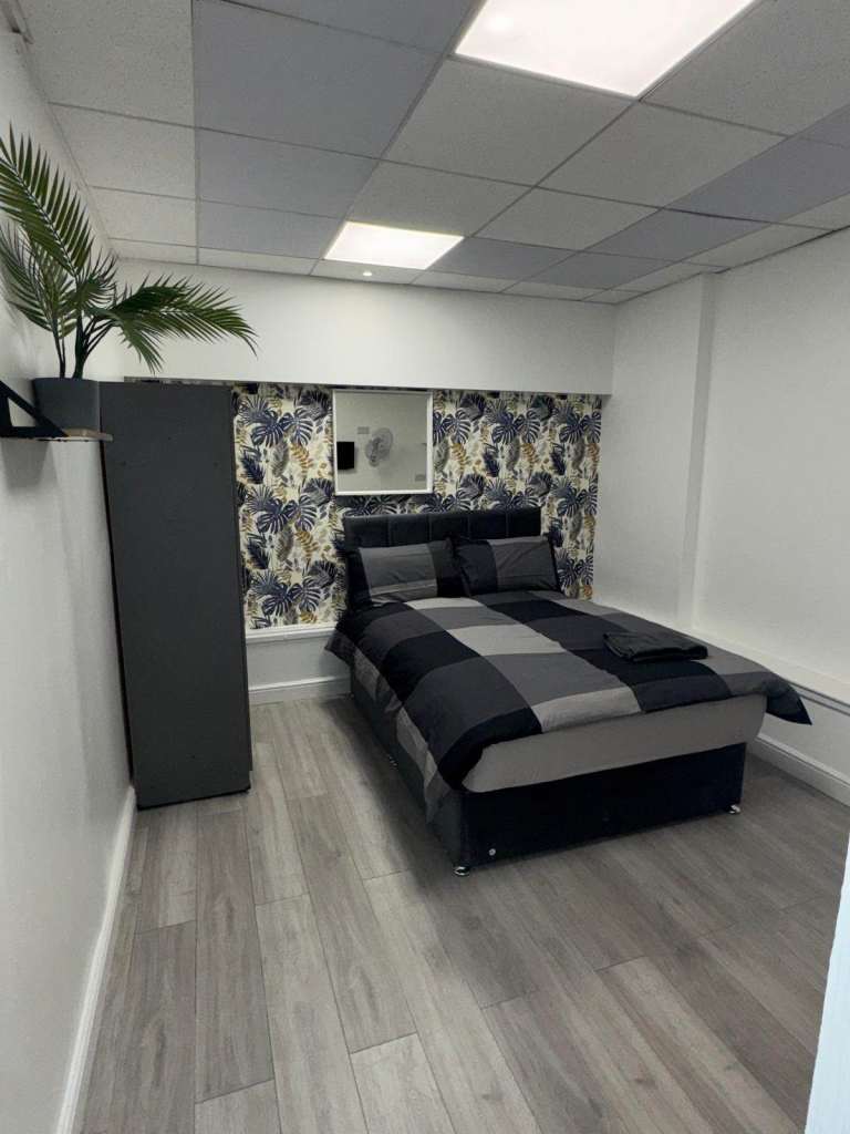 Perfect Contractor Accommodation Sleeps 5-9 people Short Let Windowless