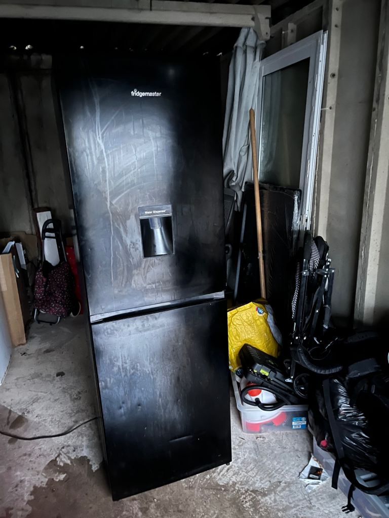 Fridge freezer (black) - stylish look 