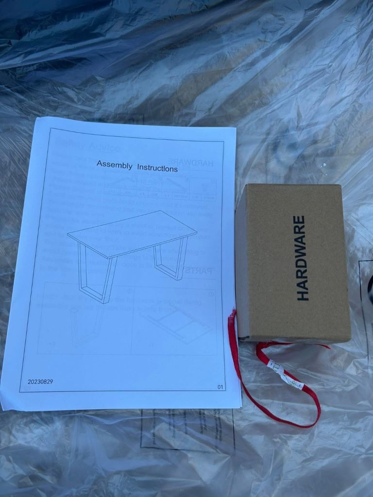 Hollowood dining table boxed