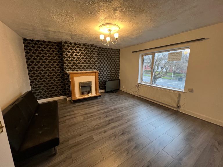 Spacious Flat BD8 To Let