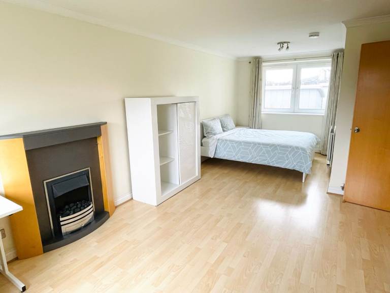 Pilrig - Spacious and fully furnished double room & private bathroom, available for couple
