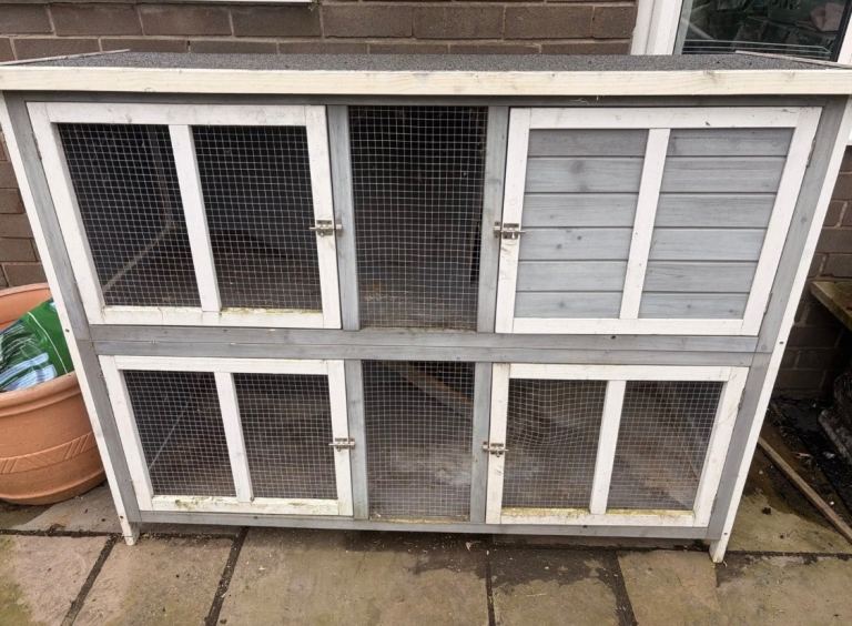 Pets at Home rabbit hutch plus accessories 