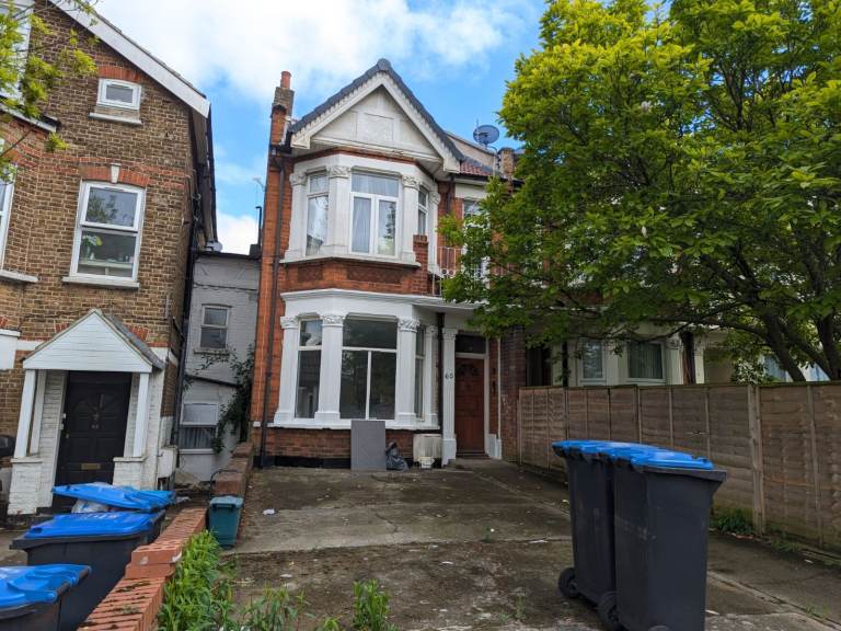 Recently refurbished first floor 2 bedroom flat to rent located on Church Road in NW10