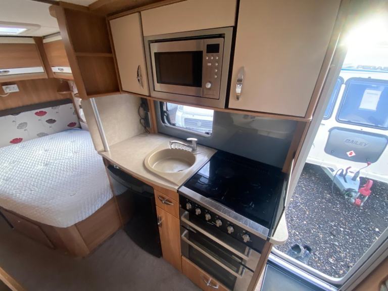 SWIFT CHALLENGER 625se - 2014 - FIXED BED - 5 BERTH - RARE LAYOUT PRISTINE 