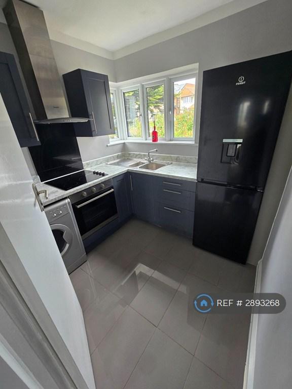1 bedroom flat in Hampden Way, London, N14 (1 bed) (#2893268)